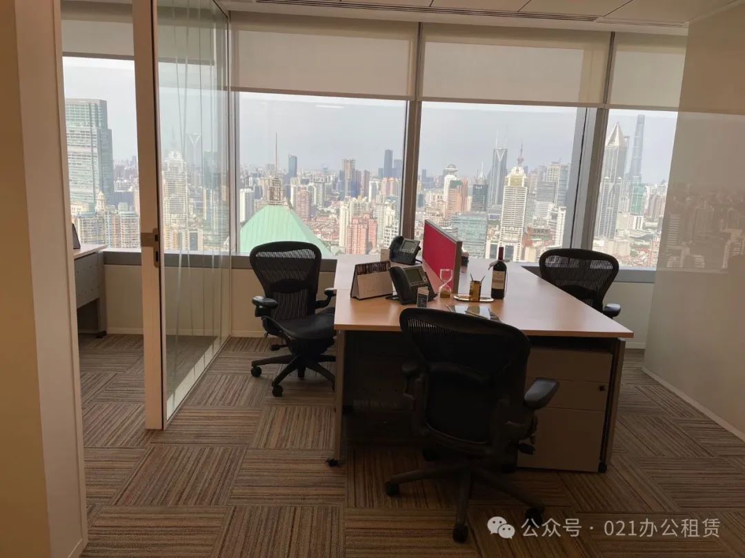 南京西路—中信泰富广场现有8—15人间，豪华办公配置，助力初创企业发展，欢迎喜欢的老板问询~